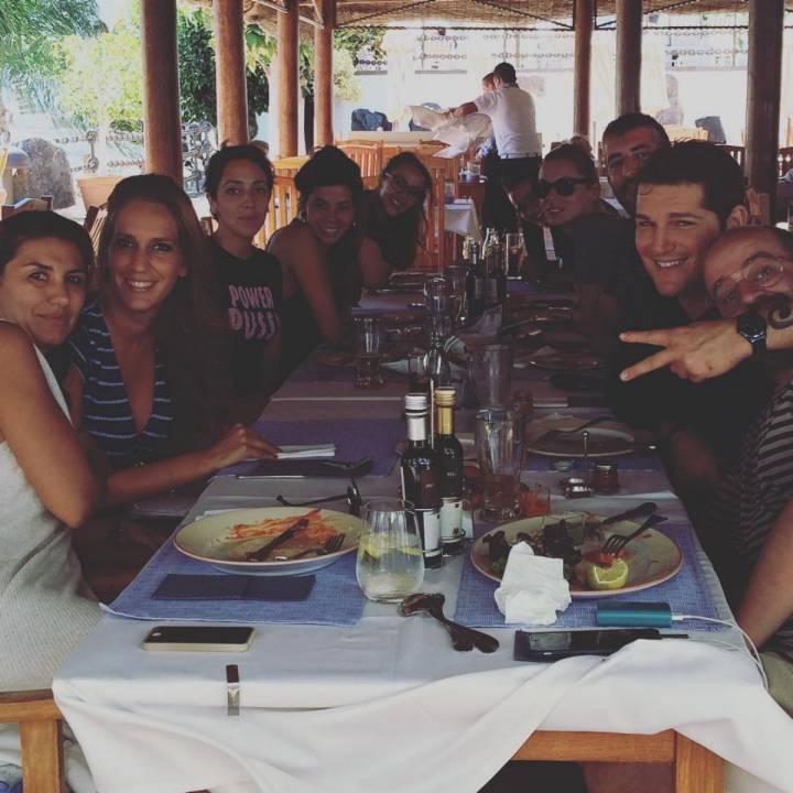 Comiendo con amigos en el hotel 'Princesa Yaiza', Lanzarote. Foto: Instagram.