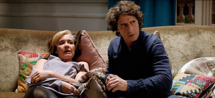 Fotograma de la película 'La noche que mi madre mató a mi padre' con María Pujalte junto a Diego Peretti.