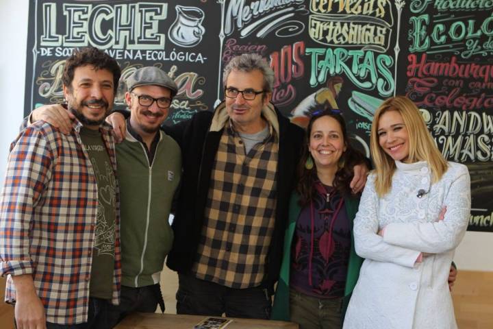 Junto al equipo de Sala Babel, en Torrelodones, donde se encargaba de la programación cultural. Foto: Facebook.