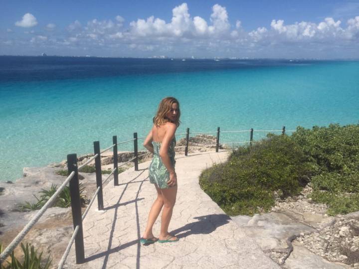 Marta Hazas: "Hay gente que se va al Caribe en busca del color turquesa del mar y resulta que lo tenemos ahí al lado". Foto: Facebook Marta Hazas Oficial.