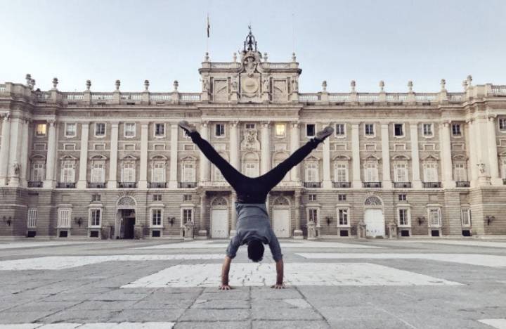 El actor es un apasionado del deporte y el yoga, y lo practica en cualquier lugar. Foto: Miguel Ángel Muñoz.