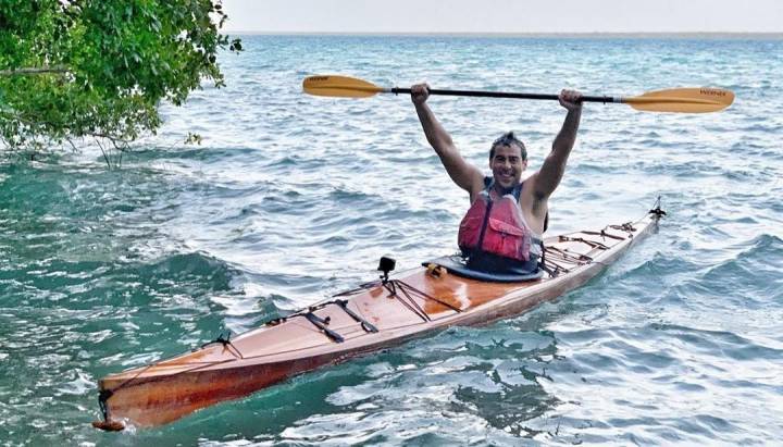 Pablo Chiapella practicando kayak en el mar