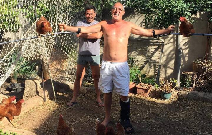 Pablo Chiapella con su hermano y las gallinas ecológicas