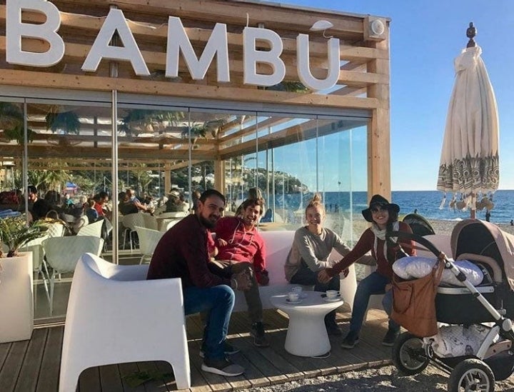 En el chiringuito 'Bambú', en la playa de La Herradura, con familiares y amigos.