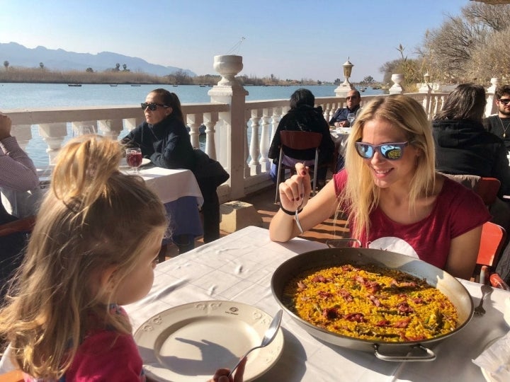 Disfrutando de una paella valenciana en 'Casa Salvador' (Cullera).