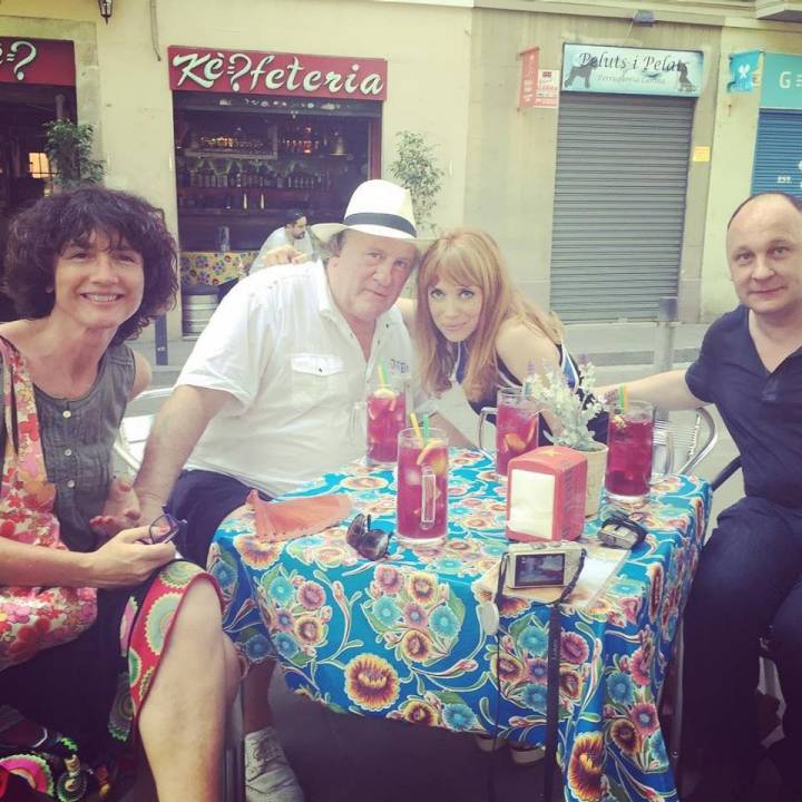 Con Gérard Depardieu tomando algo en La Barceloneta.