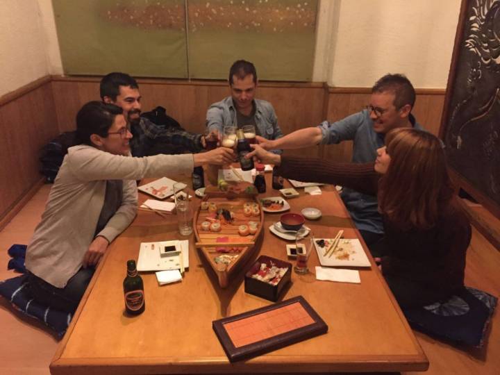 Comiendo con amigos en un restaurante japonés. Foto: Facebook.