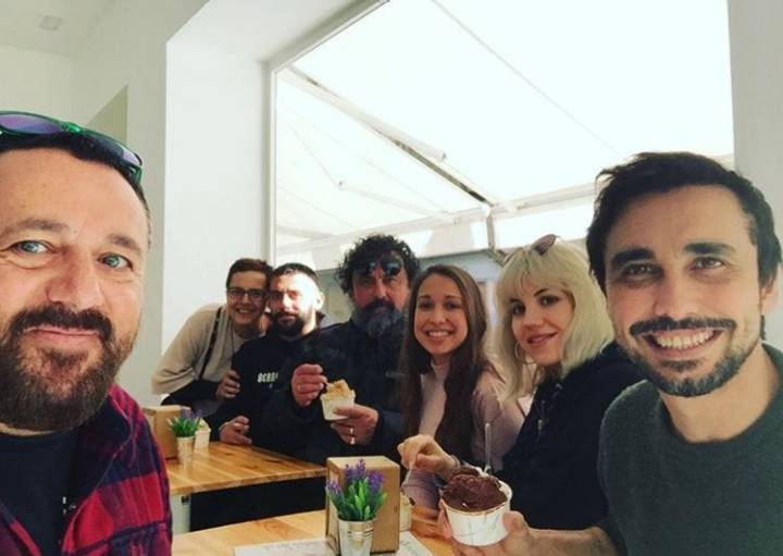 Junto a compañeros en la heladería 'Purolatte' (Marbella). Foto: Instagram (@peponnieto)