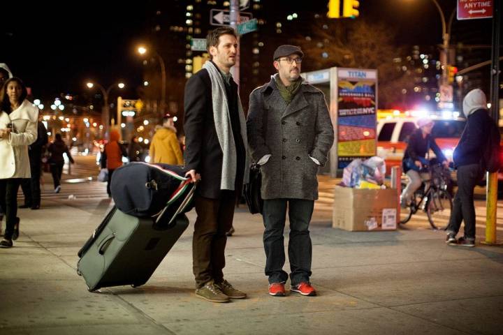 Con las maletas a cuestas en 'Vida inesperada", con Javier Cámara. Foto: D.R.