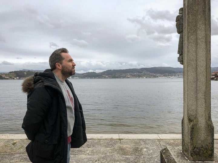 En Cambados, la capital del albariño, el humorista Raúl Pérez, asomado a la ría de Arousa. Foto: Instagram.