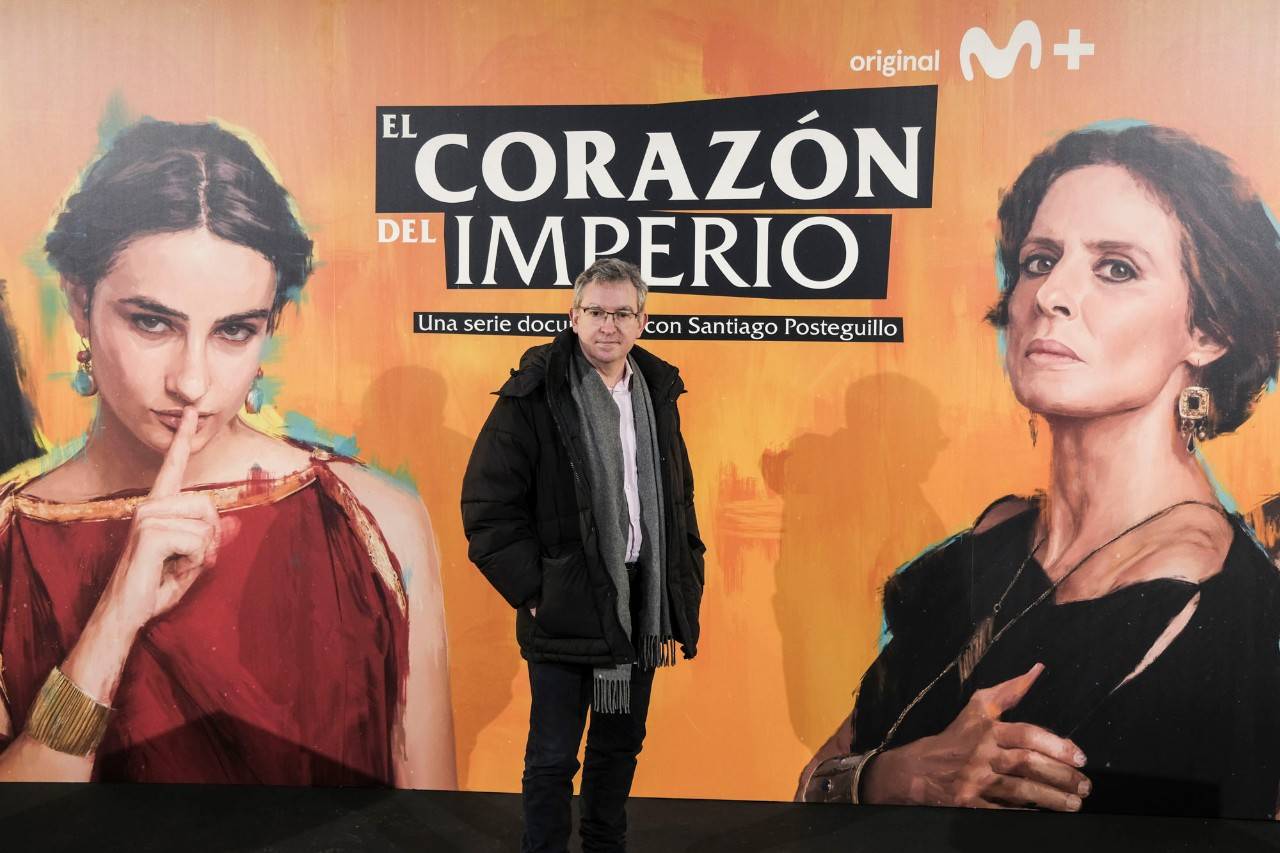 El escritor Santiago Posteguillo posa en el photocall de la presentación de la serie documental El Corazón del Imperio de Movistar+.