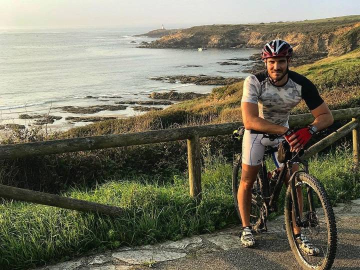 Saúl Craviotto montando en bicicleta en Ribadeo