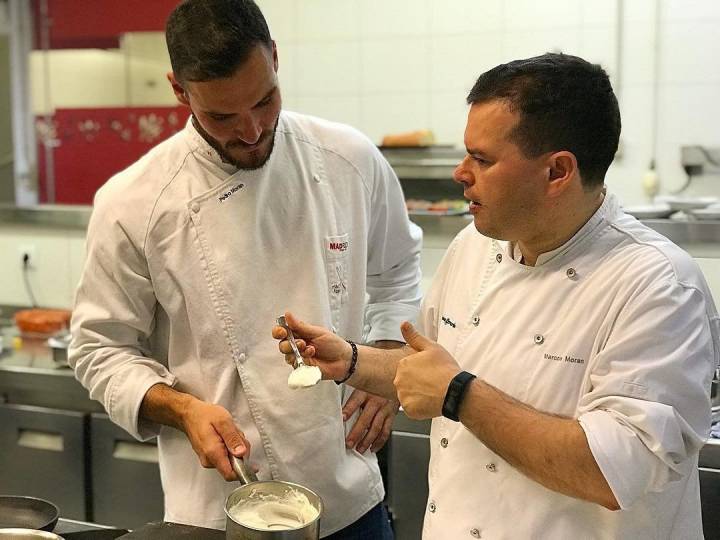 Saúl Craviotto con el chef Marcos Morán en las cocinas de 'Casa Gerardo' (Asturias).