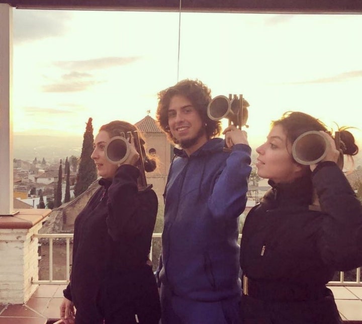 Recogiendo un premio en Granada, con sus hermanos. Foto: Instagram