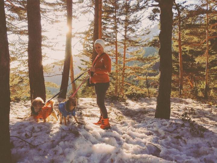 Soraya junto a sus perros en la nieve.