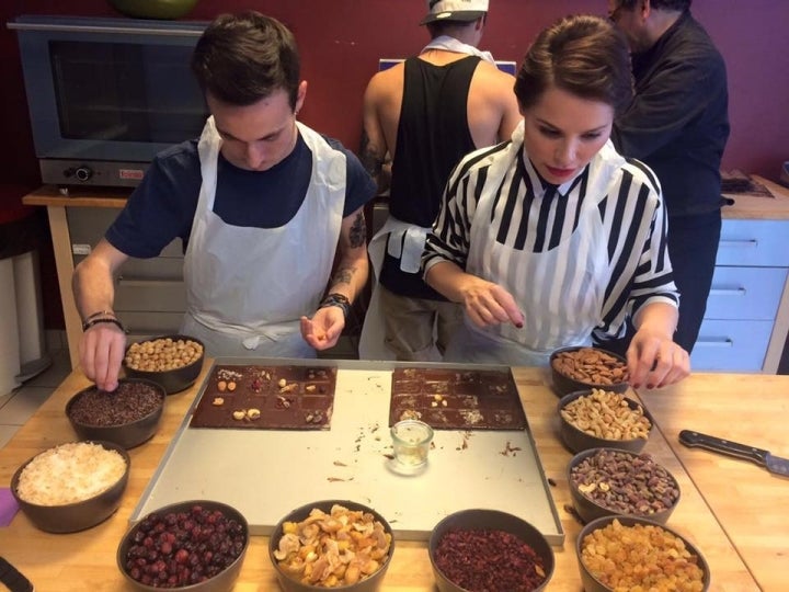 La cantante también es una 'cocinillas'. En la imagen, en la chocolatería belga de Laurent Gerbaud. Foto cedida.