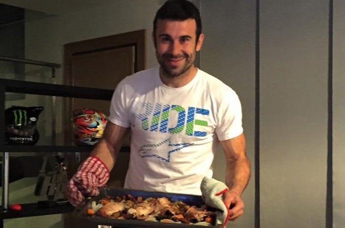 Toni Bou cocinando.