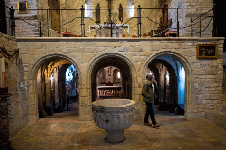 Abajo las criptas, construidas más que excavadas, y arriba el altar mayor