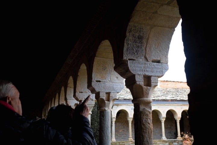  Numerosas inscripciones grabadas en la piedra recuerdan a la comunidad que aquí vivió.