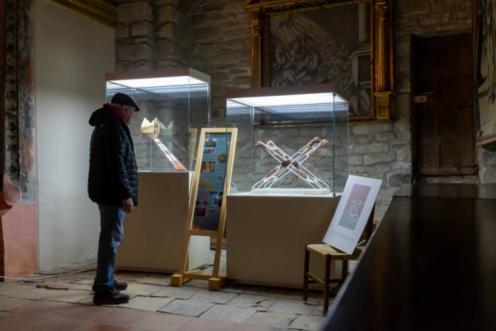 Los trozos de la silla de San Ramón o la mitra del obispo se vuelven a exponer en la catedral.
