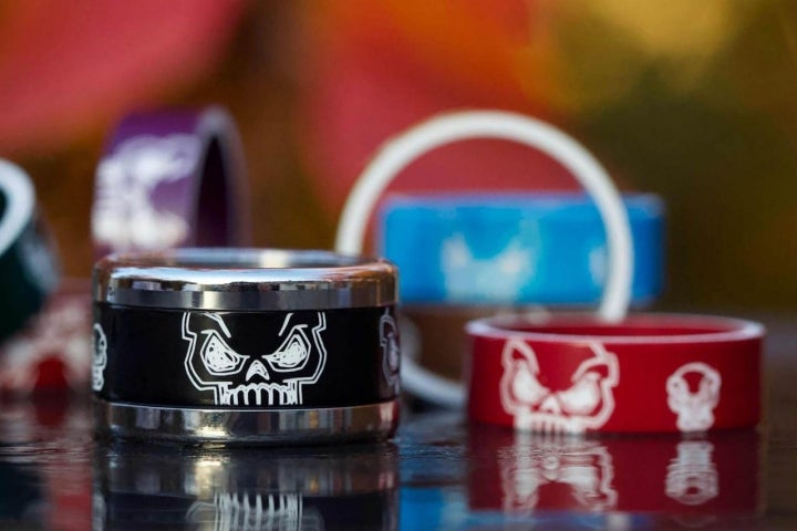 La calavera es solo uno de los diferente estampados disponibles en los anillos de Mood. Foto: Mood