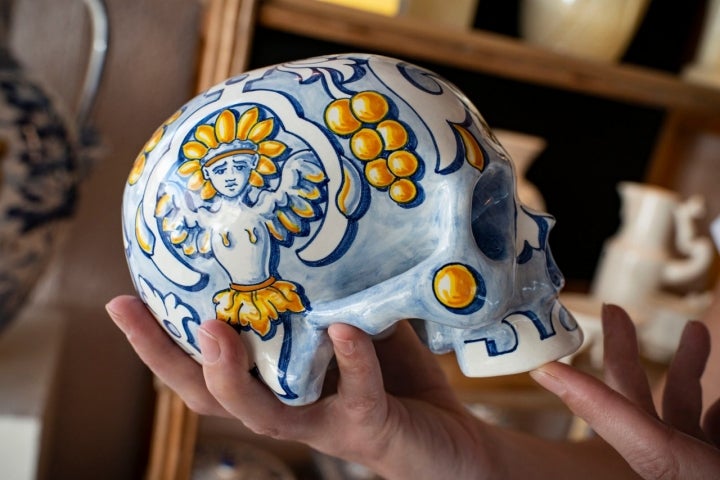 Imposible resistirse a esta calavera con motivo renacentista, pintada a mano.