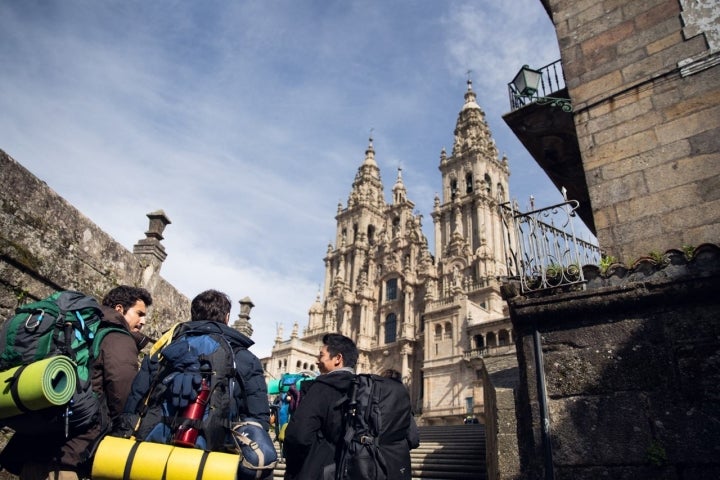 Los cinco protagonistas llegan a la Plaza del Obradoiro.