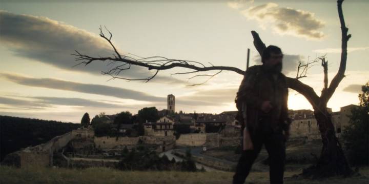Vista del pueblo de Pedraza en una de las escenas de la serie. Foto: HBO.