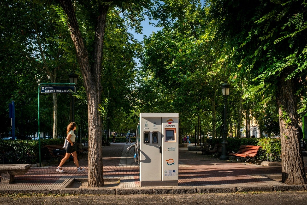 El nuevo punto de recarga eléctrica de Repsol en la calle Conde Duque. Foto: Sofía Moro.