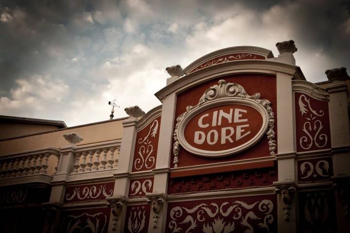 Ahora que el no se puede ir al cine Doré, es el cine el que va a las casas. Foto: Facebook Cine Doré