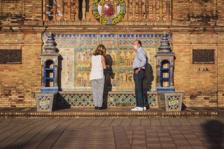 Los bancos fueron colocados para custodiar cada panel cerámico y se distribuyen a lo largo de toda la plaza.