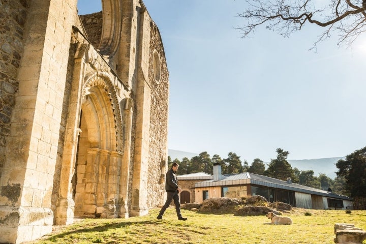 El taller se encuentra entre las ruinas del Monasterio de Santa María de la Sierra, en Segovia.