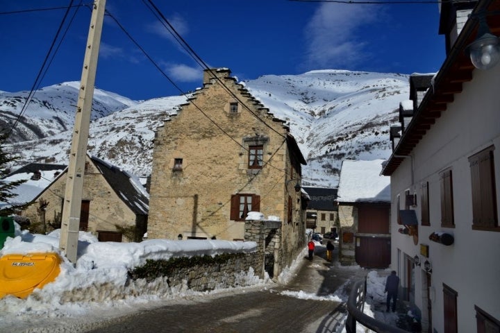 Salardú, en el valle de Arán, un pueblo de montaña que es un catálogo del románico. Foto: Alfredo Merino.