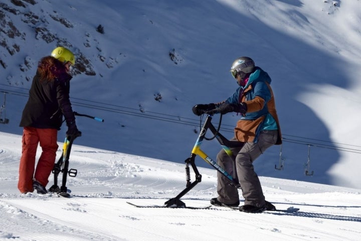 ¿Has probado ya la bicicleta de nieve? Foto: Alfredo Merino.