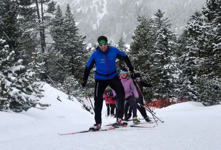 Con niños por Llanos del Hospital, en el valle de Benasque, Pirineo Aragonés. Foto: Miguel Merino.