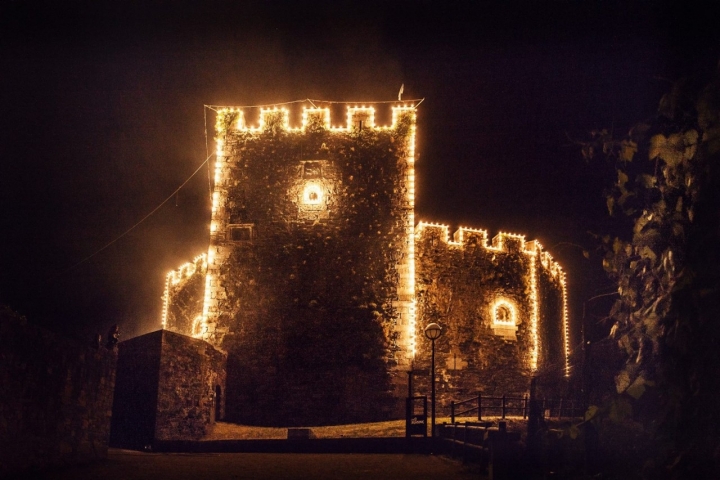 El Castillo de Moeche se ilumina para la recreación nocturna del Asalto Irmandiño.