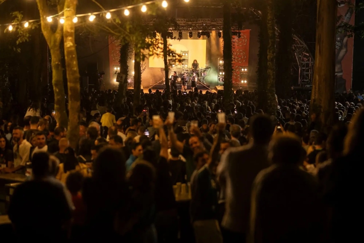 Más allá del eclipse: inmersión medieval, queso, vino y literatura en vivo