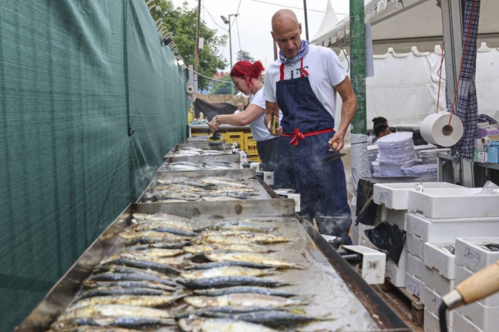 En agosto, Candás se transforma en un asador de sardinas gigante y al aire de libre.