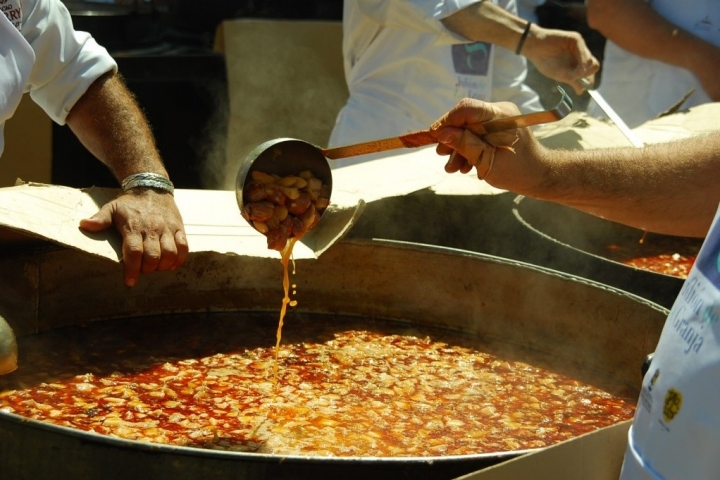 En la Gran Judiada de La Granja se cocinan frente al público más de mil kilos de judiones.