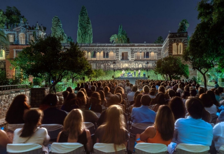 Los jardines del Real Alcázar de Sevilla se convierten en un escenario ideal para disfrutar de un concierto.