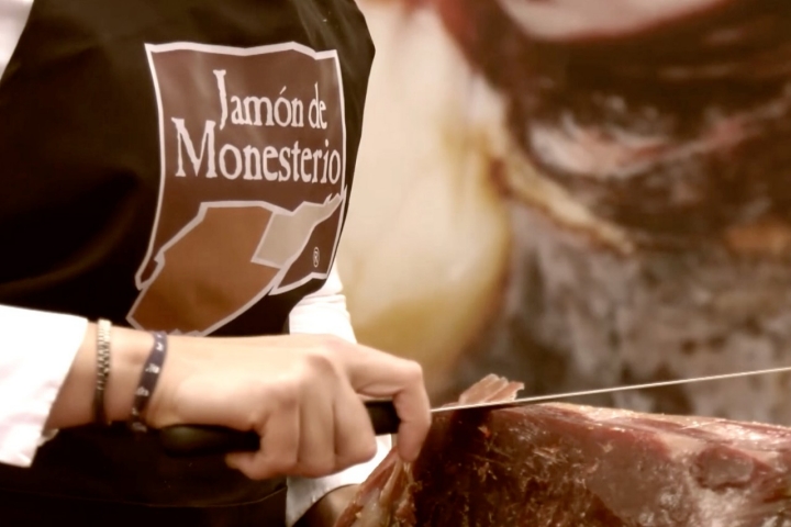 Los asistentes a este evento podrán disfrutar de platos recién cortados de jamón.