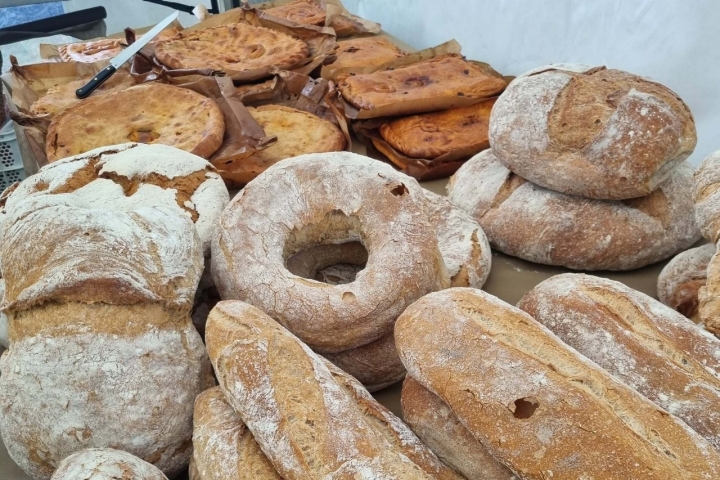 El pan y la empanada son los protagonistas de esta fiesta a orillas de la ría de Ferrol.