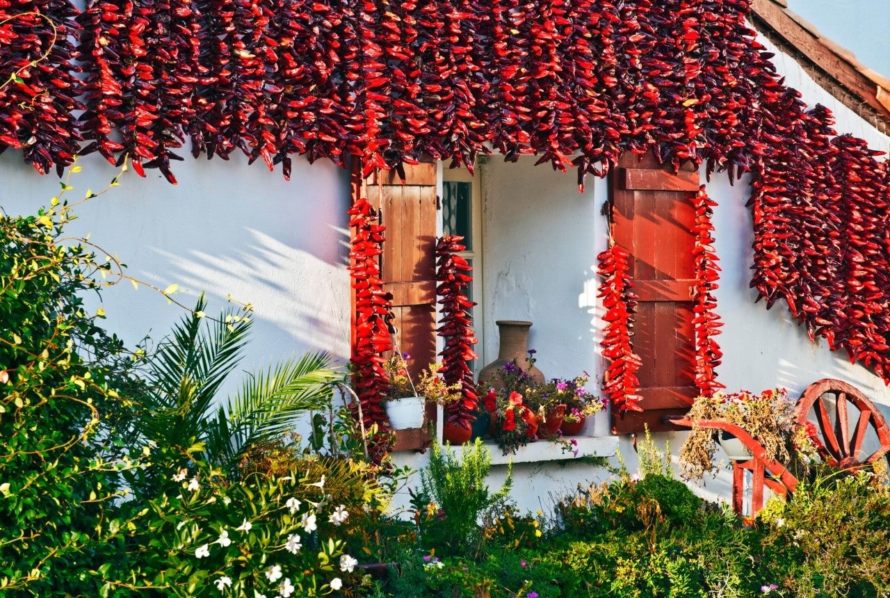 Una casa del País Vasco francés adornada de espelettes.