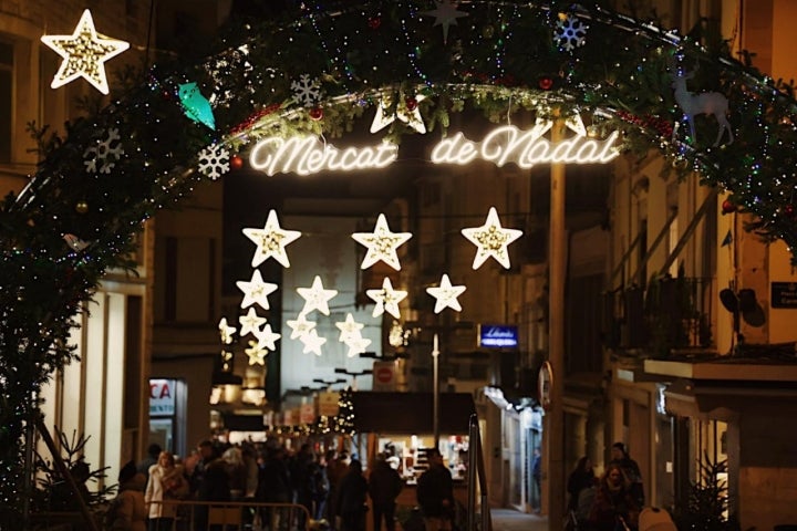 La Fira d’artistes i Mércat de Nadal busca potenciar el comercio local.