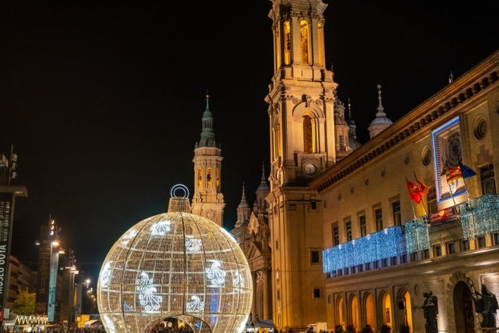 La explanada de la basílica del Pilar de Zaragoza se convierte en el epicentro de las navidades mañas.