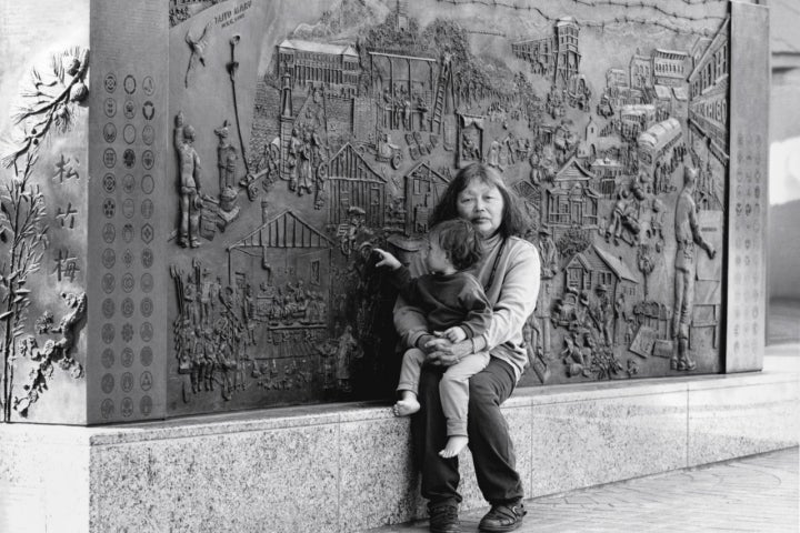 Ruth Asawa y su nieta en el Monumento Conmemorativo del Internamiento de Japoneses Estadounidenses
