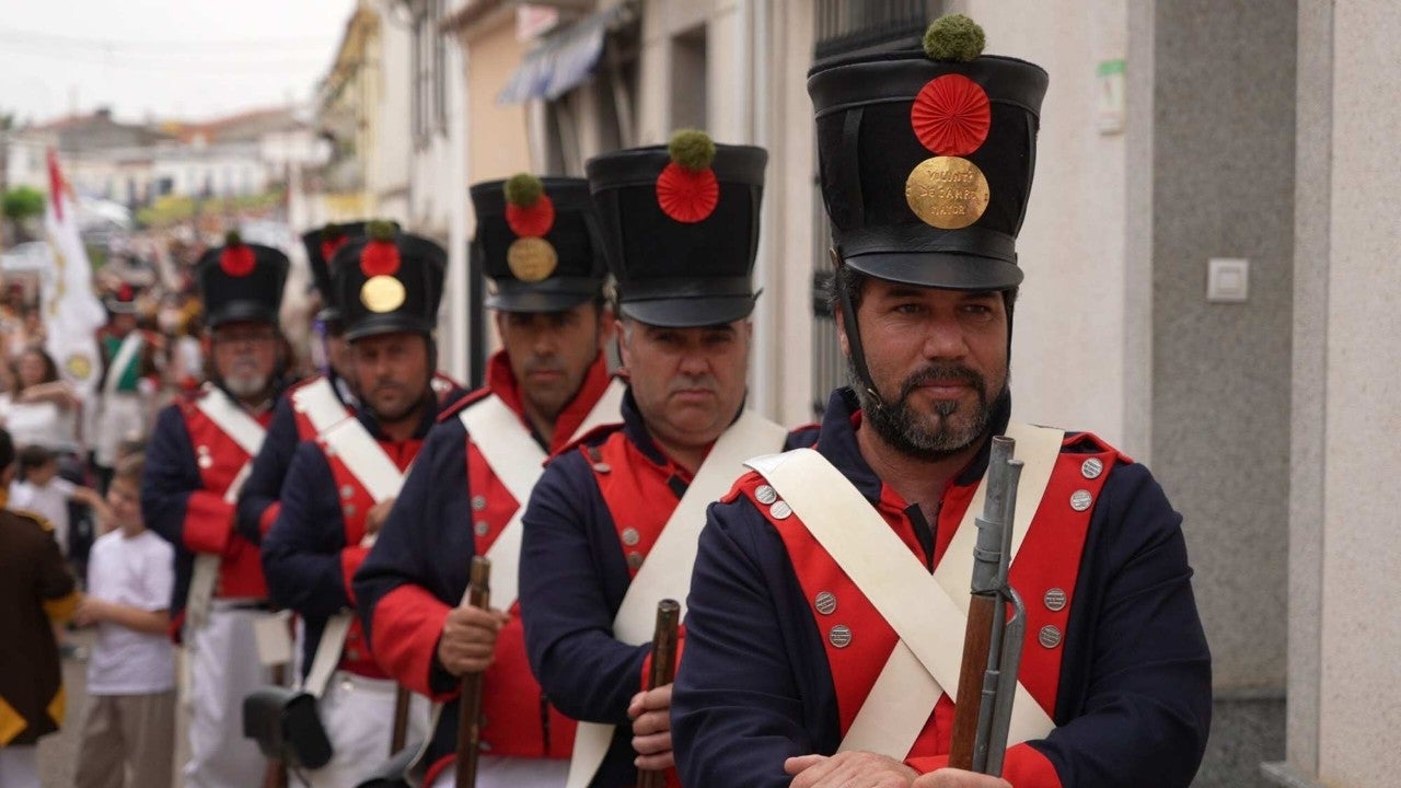 Vecinos vestidos de soldados para la recreación de la batalla de La Albuera.