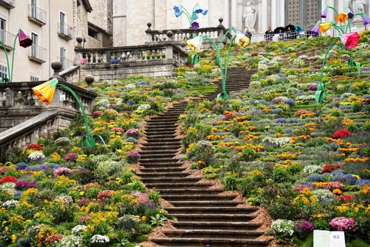 Las escaleras de la ciudad lucen así de floreadas durante la fiesta.