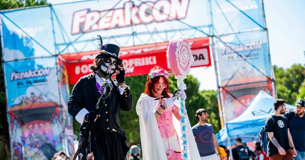Participantes disfrazados en la FreakCon Málaga 2025.