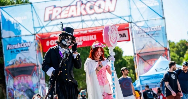 Participantes disfrazados en la FreakCon Málaga 2025.